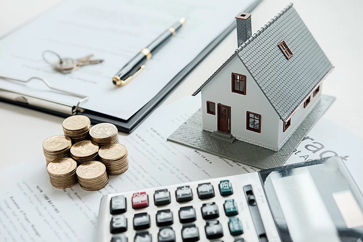 Conceito de negócio imobiliário com casa, moedas e contrato